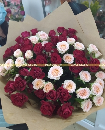 Букет из 25 кустовых красных-кремовых роз фото 2