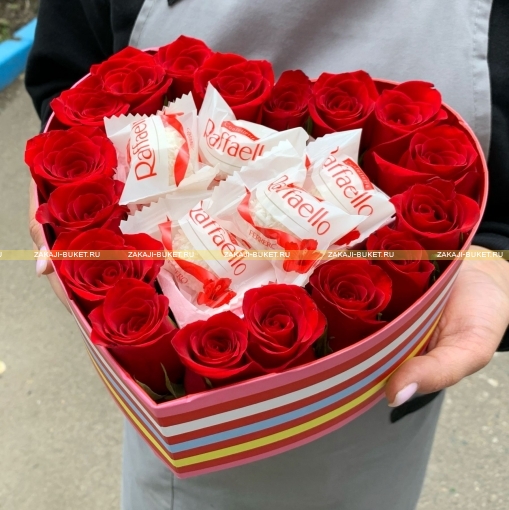 Сердце из красных роз и конфет Рафаэлло в коробочке. фото 4
