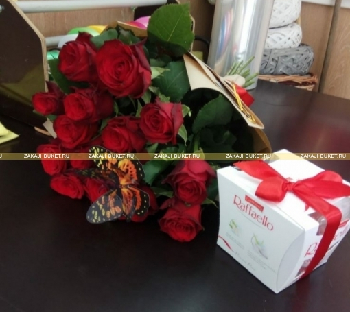 Букет из 21 красной   розы  и Рафаэлло  фото 1