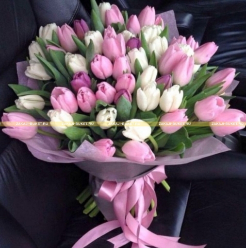 Букет из розовых и белых тюльпанов  фото 1