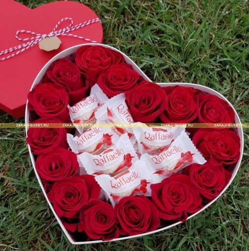 Сердце из красных роз и конфет Рафаэлло в коробочке. фото 3